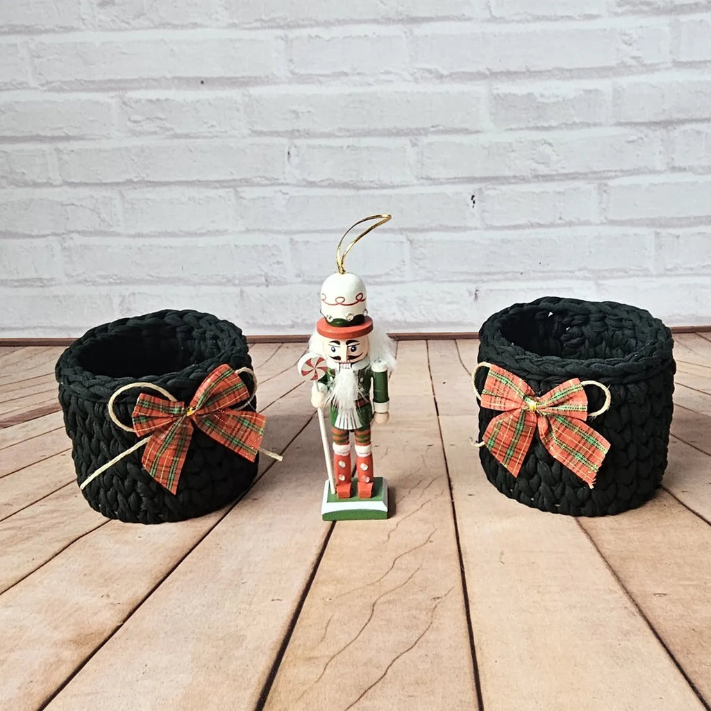 Kit Porta Panetone de Crochê Preto com laço Vermelho